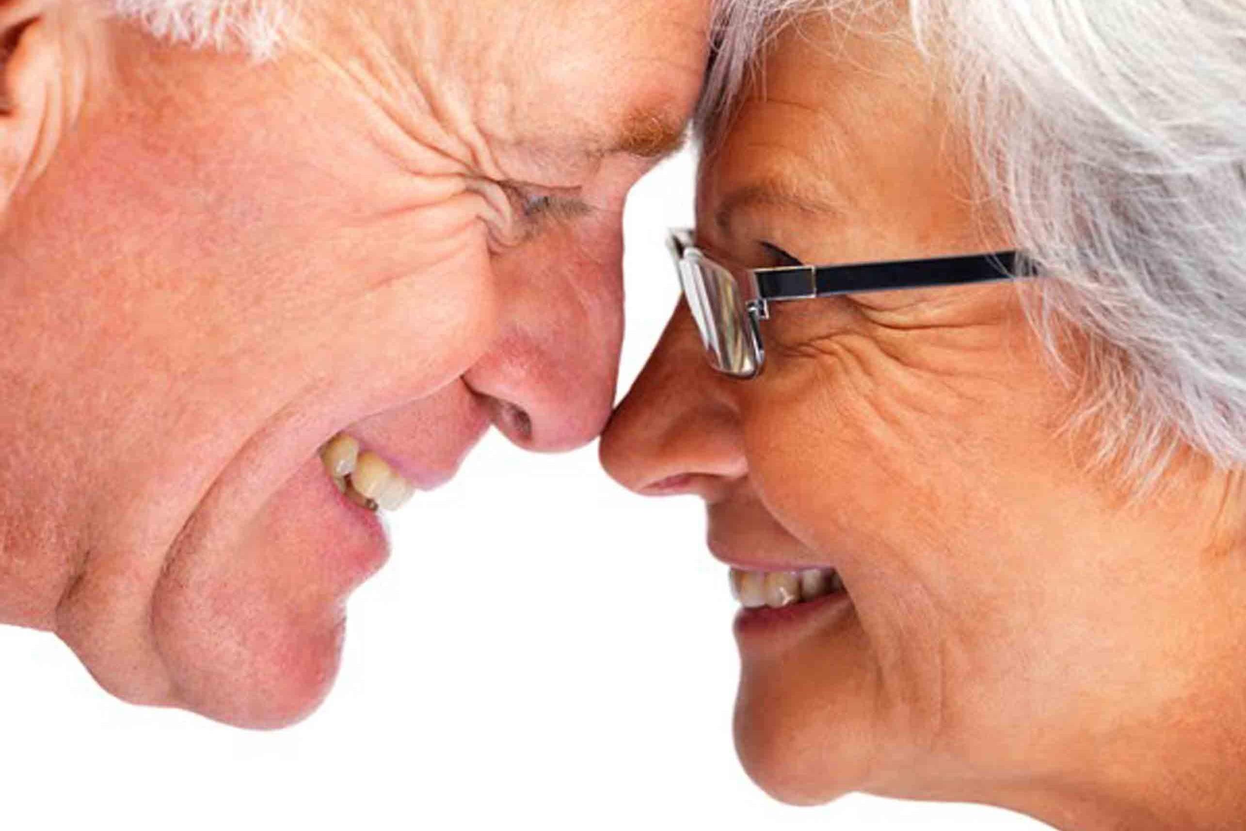 Толстая старая пара. Улыбка пожилого человека. Улыбки пожилых людей. Пожилые люди. Пожилые улыбаются.